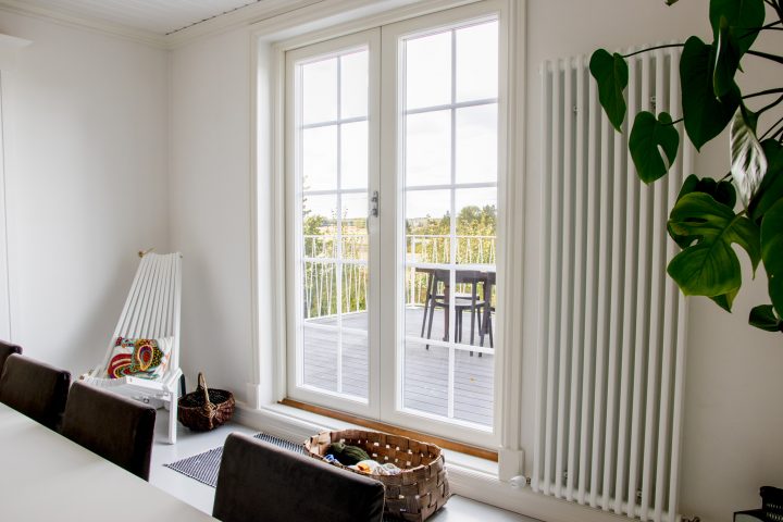 Villa Myssy sai kokolasiset terassiovet kauniilla ristikoilla.