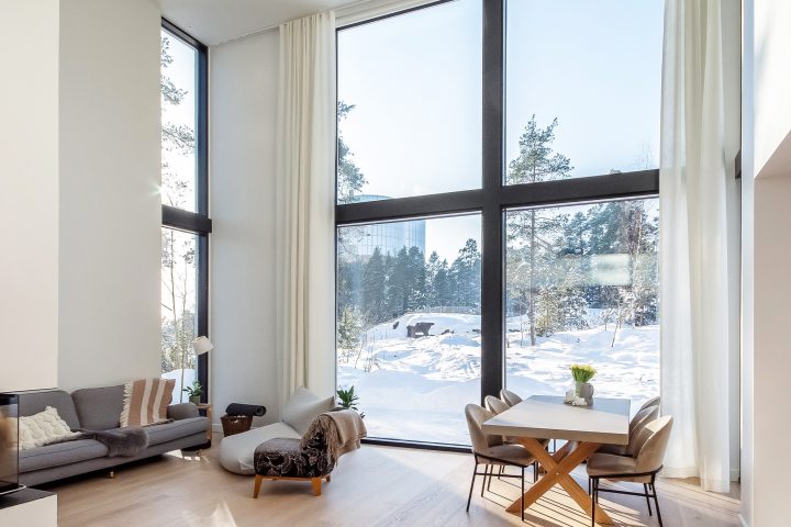 Valoisa uudiskohde suurilla ikkunoilla