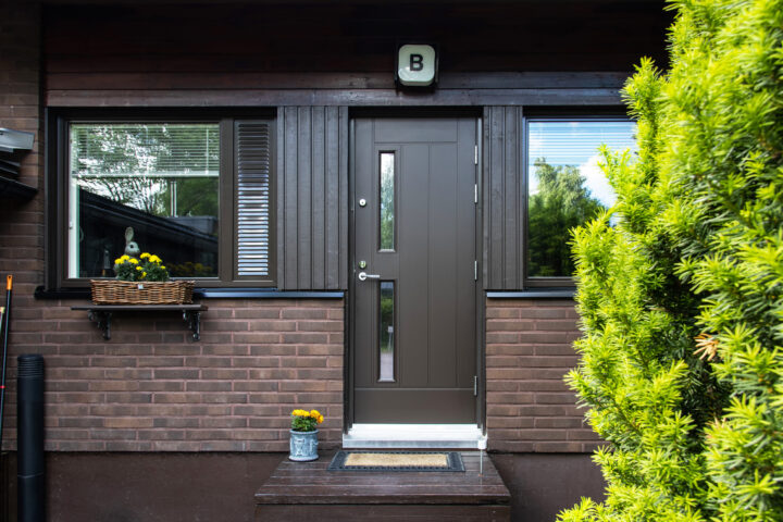 Urakkaneuvottelut ovat tärkeä osa taloyhtiön ikkuna- ja oviremontin hankintaprosessia