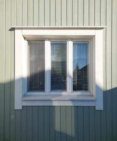 "Ikkunoissa ei ole kyllä mitään valittamista tai sanomista. Vain muoviosia on vaihdeltu, mutta muuten ne ovat ihan viimeisen päälle hyvässä kunnossa. Kaikki on linjassa, ei ole mennyt kieroon. Ja maalit ja kaikki pysynyt hyvinä yli 20 vuotta"