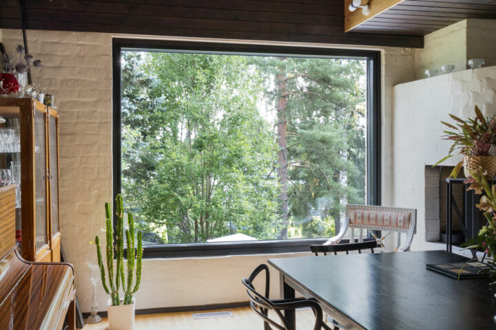 Mustakuultoiset ikkunat 70-luvun omakotitalossa 